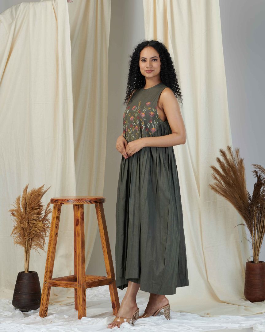 DRESS IN OLIVE GREEN SHADE